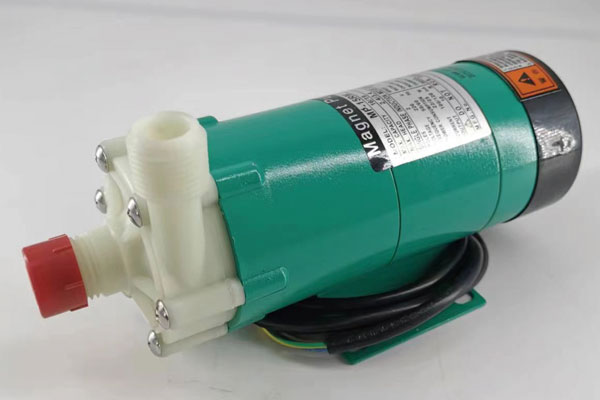 Los clientes kazajos compran una pequeña bomba magnética de plástico MP